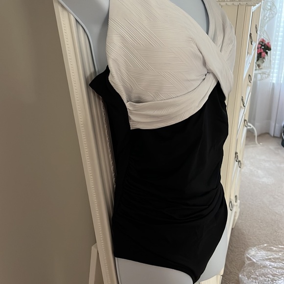 Sea Levels Australia swimsuit - Picture 4 of 12